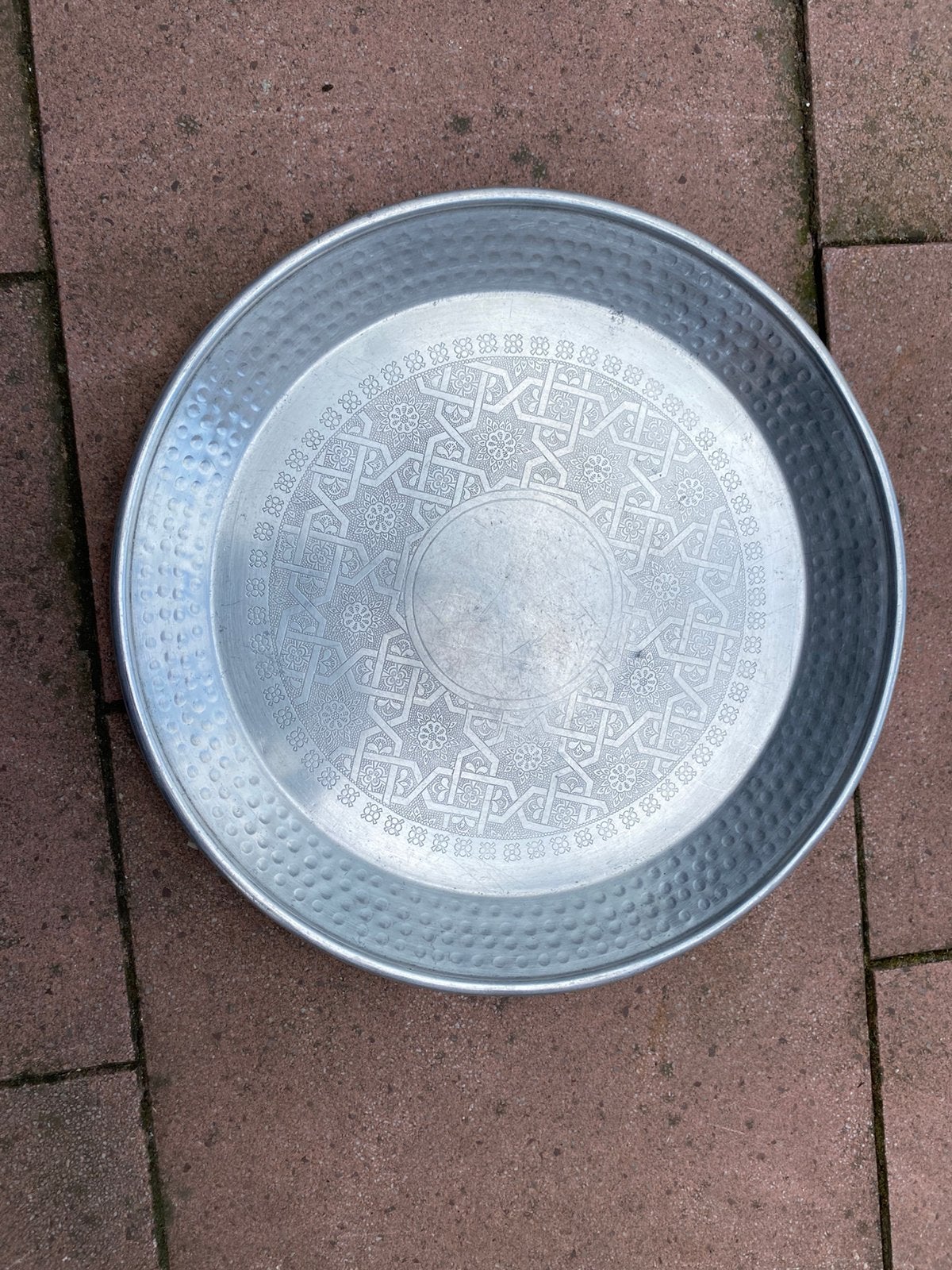 Oosters Dienblad Handgeslagen Aluminium Van Verre (58 cm)., Huis en Inrichting, Ophalen of Verzenden, Zo goed als nieuw, Rond