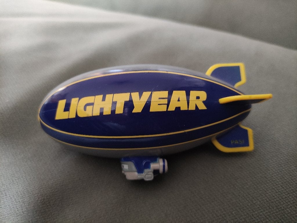 Disney Pixar cars Al Oft Lightyear Blimp 1:55 plastic, Ophalen of Verzenden, Overige figuren, Beeldje of Figuurtje