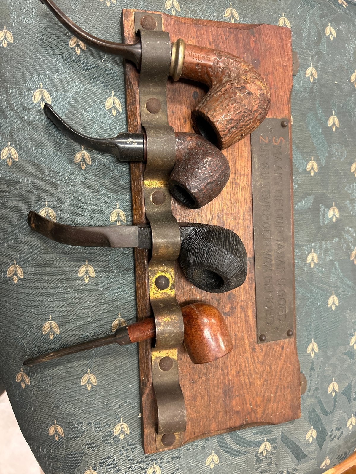 Vintage pijpenrek met 4 tabakspijpen - Uniek verzamelobject, Verzamelen, Rookartikelen, Aanstekers en Luciferdoosjes, Gebruikt