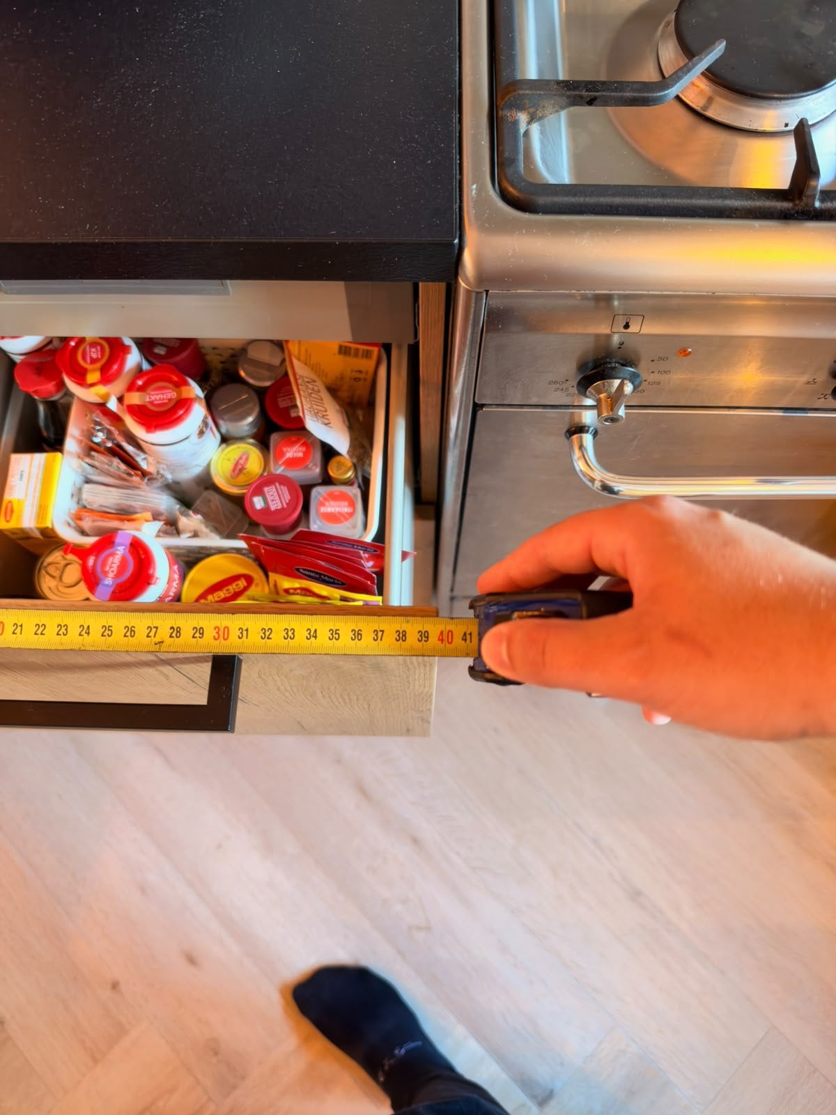 Foto 13 van Rustiek eiken U keuken met gasoven en koel/vriescombinatie