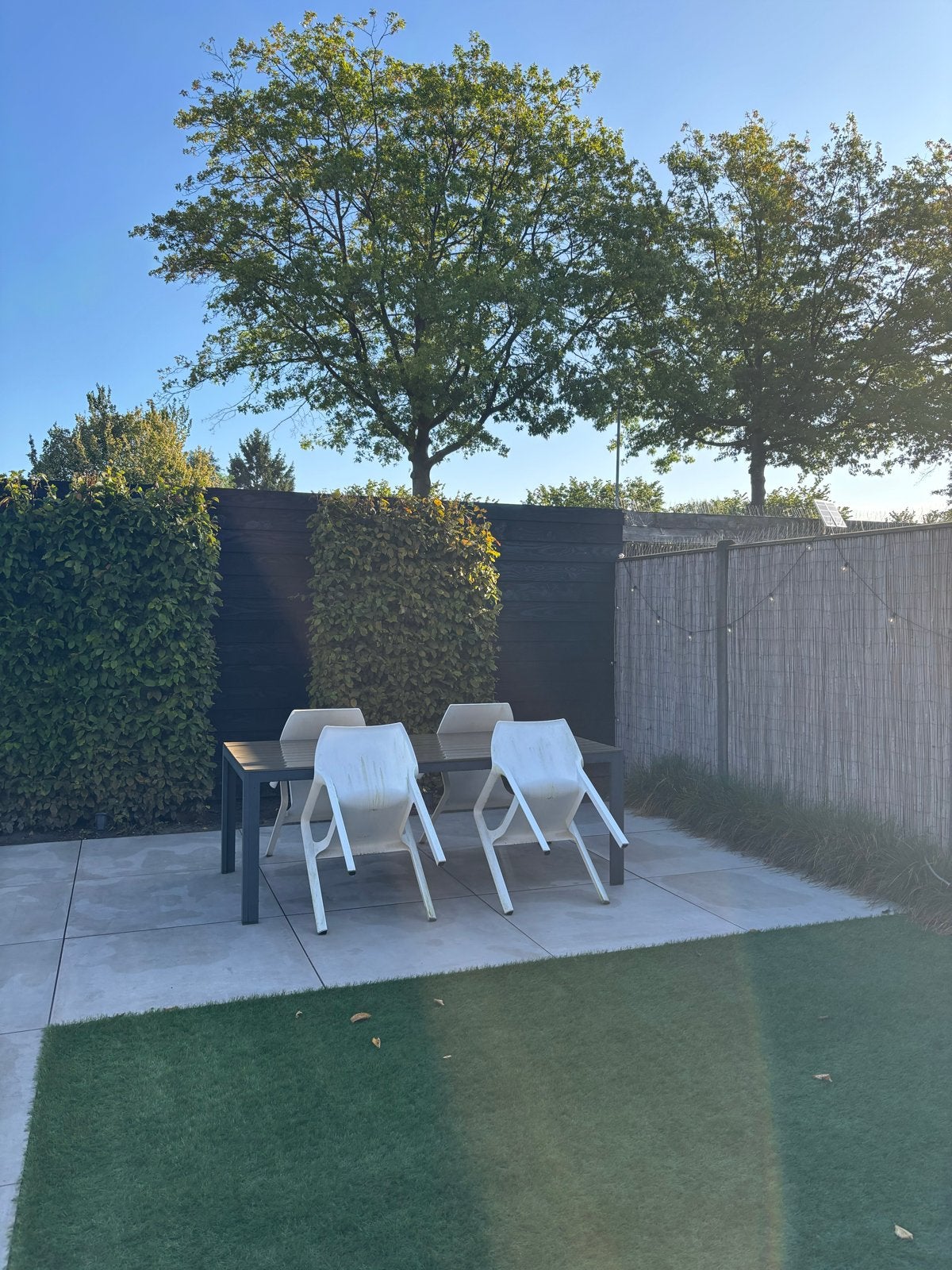 Gratis ophalen 4 stoelen Wit stapelbaar, Tuin en Terras, Ophalen, Gebruikt, Kunststof, Stapelbaar
