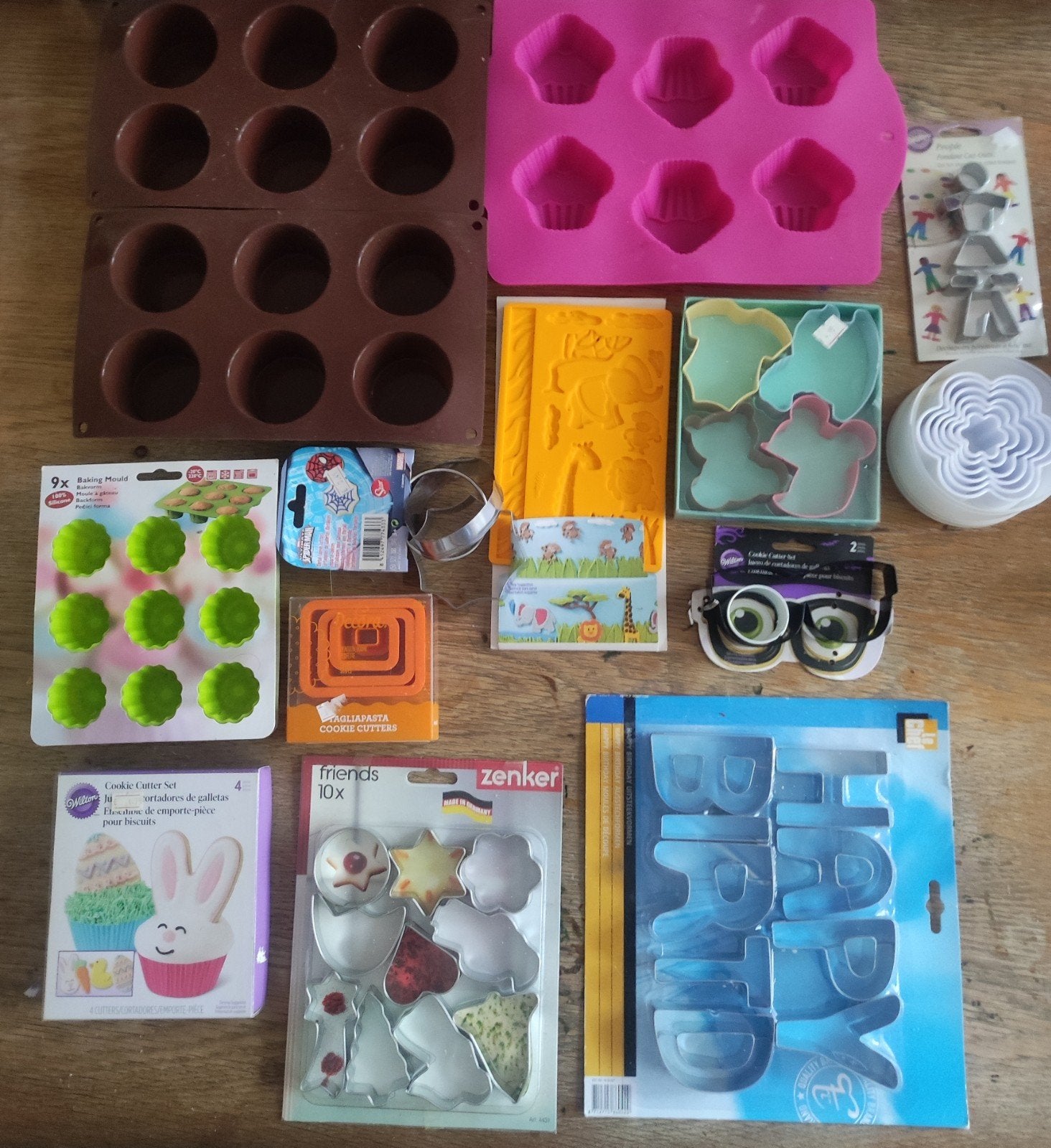 Bakvormen en uitstekers: Spiderman, Pasen, Happy Birthday, Kunststof, Ophalen of Verzenden, Meerkleurig, Overige typen