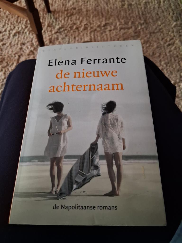 De nieuwe achternaam - Elena Ferrante, Ophalen of Verzenden, Gelezen, Elena Ferrante, Europa overig