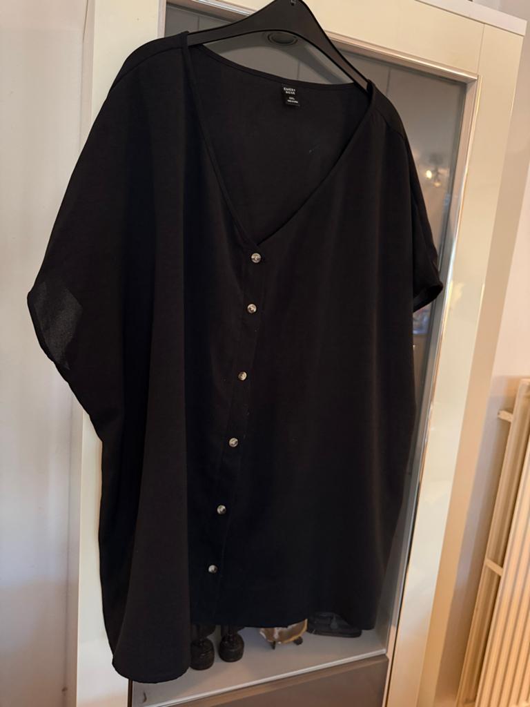 Zwarte blouse met knoopjes, maat 54 (5XL), Kleding | Dames, Grote Maten, Ophalen of Verzenden, Zo goed als nieuw, Zwart, Blouse of Tuniek