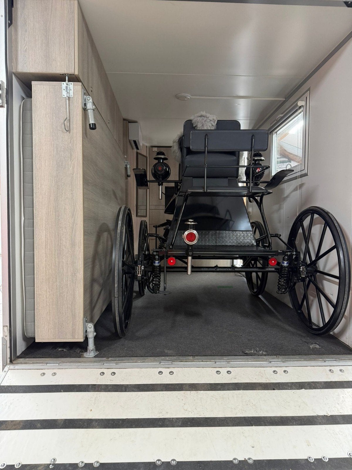 Unieke multifunctionele caravan/aanhanger met slaapplek, Ophalen