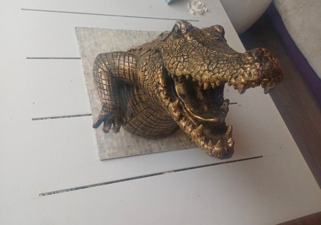 Goudkleurige Krokodil Wanddecoratie - Uniek Beeld, Overige onderwerpen, Ophalen of Verzenden, Handgemaakt, Wanddecoratie