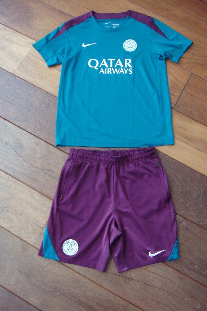Nike Paris Saint Germain tenue maat 176 (XL)NIEUWSTAAT€29,95, Sport- of Zwemkleding, Ophalen of Verzenden, Zo goed als nieuw, Nike