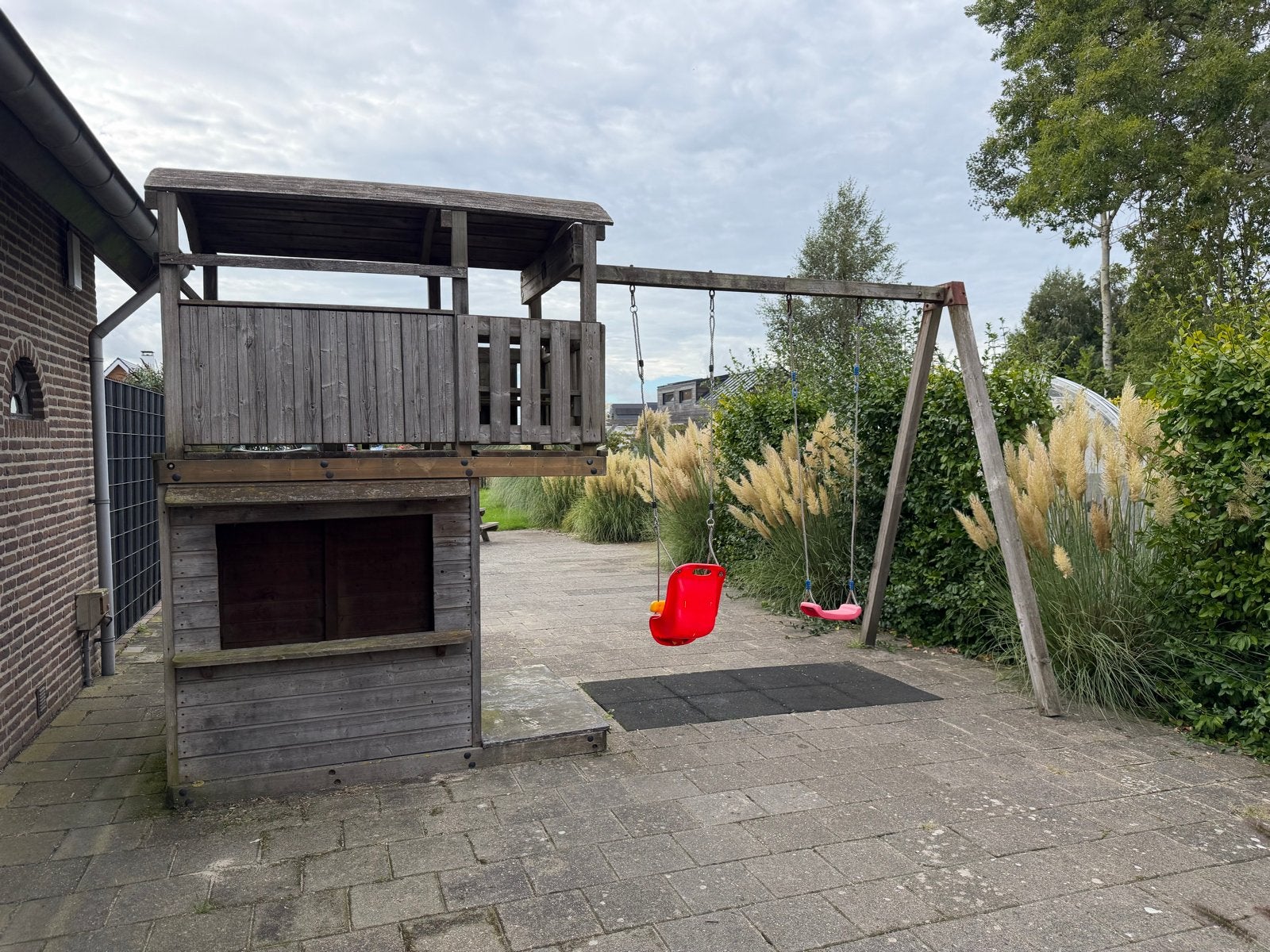 Houten speelhuisje met glijbaan en schommels, Kinderen en Baby's, Ophalen, Gebruikt, Hout
