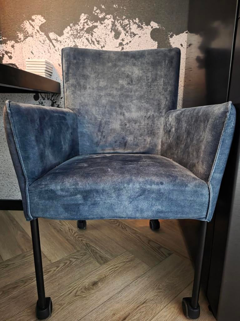 H.E. Design eetkamerstoelen op wieltjes. 4 stuks, Blauw, Ophalen of Verzenden, Zo goed als nieuw, Modern