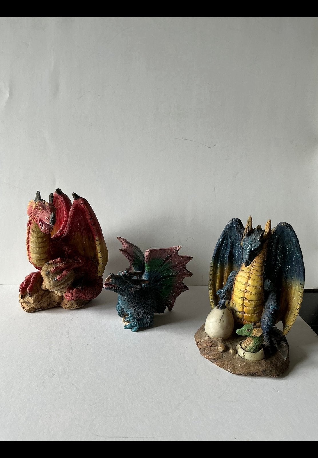 Drie kleurrijke draken van polystone waarvan 1 beschadigd., Verzamelen, Ophalen of Verzenden, Zo goed als nieuw