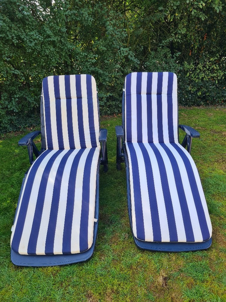 Blauwe ligbedden met blauw-witte kussens, Tuin en Terras, Ophalen, Gebruikt, Kunststof, Inklapbaar