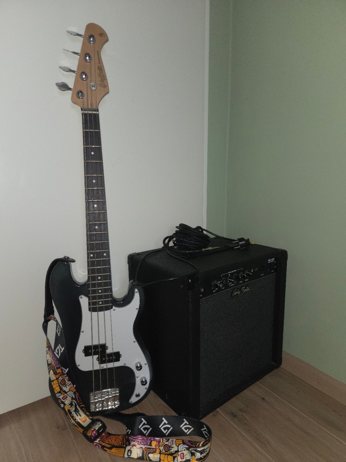 Harley Benton Standard H3 Basgitaar met Versterker, Ophalen, Zo goed als nieuw, Elektrisch