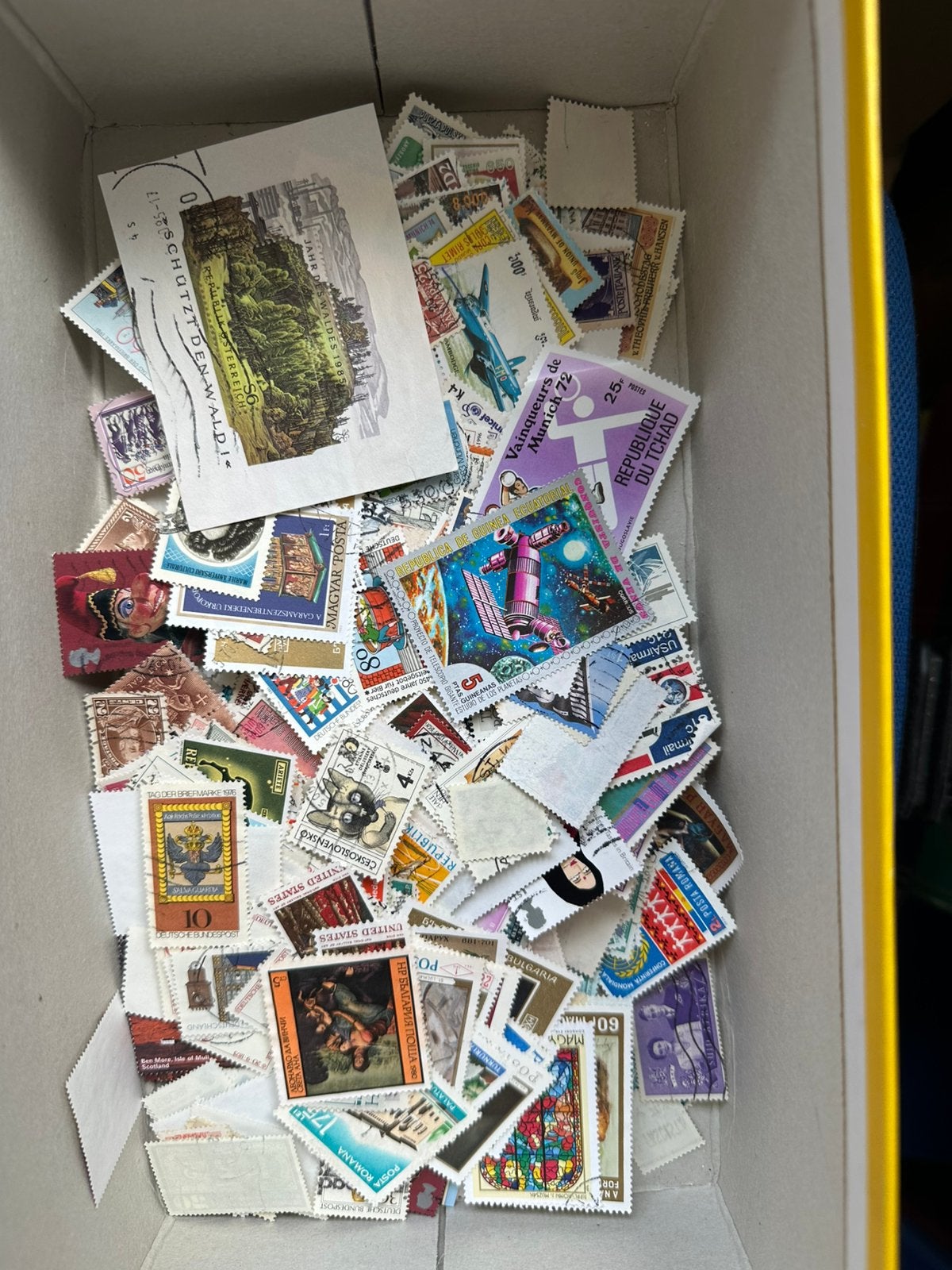 Doos 1500 buitenland, Postzegels en Munten, Verzenden, Buitenland