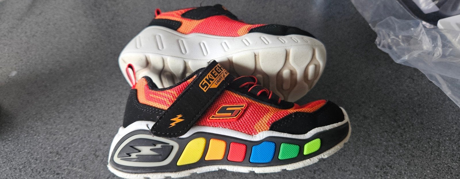 Skechers jongens sportschoenen met lichtjes maat 24, Kinderen en Baby's, Kinderkleding | Schoenen en Sokken, Gebruikt, Sportschoenen