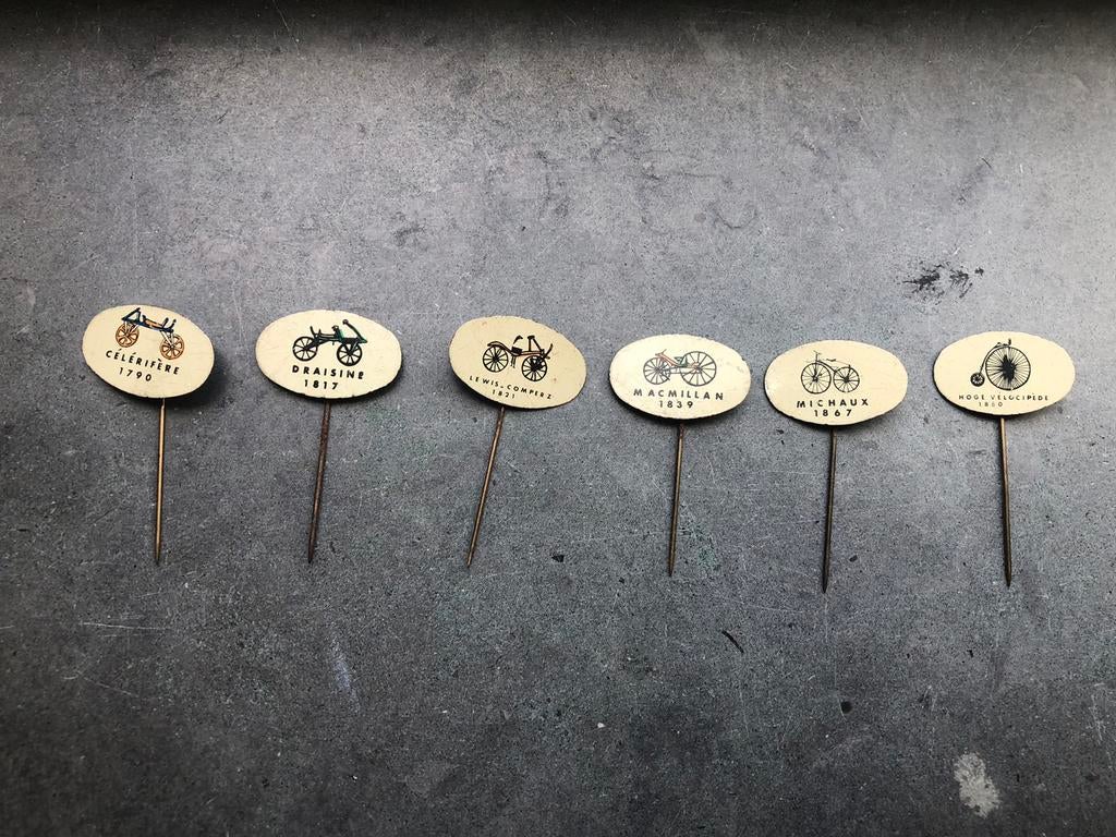 Serie van 6 oude speldjes met 18e en 19e eeuwse fietsen, Ophalen of Verzenden, Gebruikt, Overige onderwerpen, Speldje of Pin