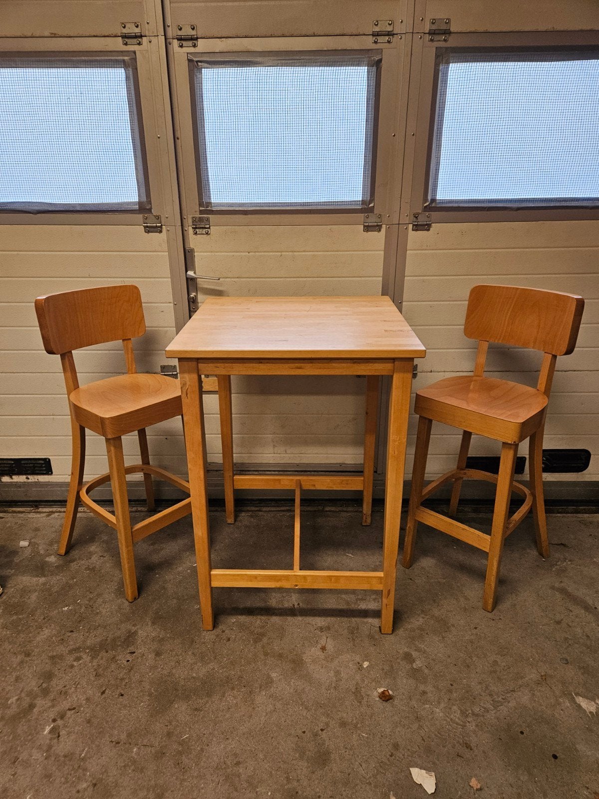Houten bartafel met 2 barkrukken - Zo goed als nieuw, Met voetsteun, Ophalen of Verzenden, Zo goed als nieuw, 90 cm of meer