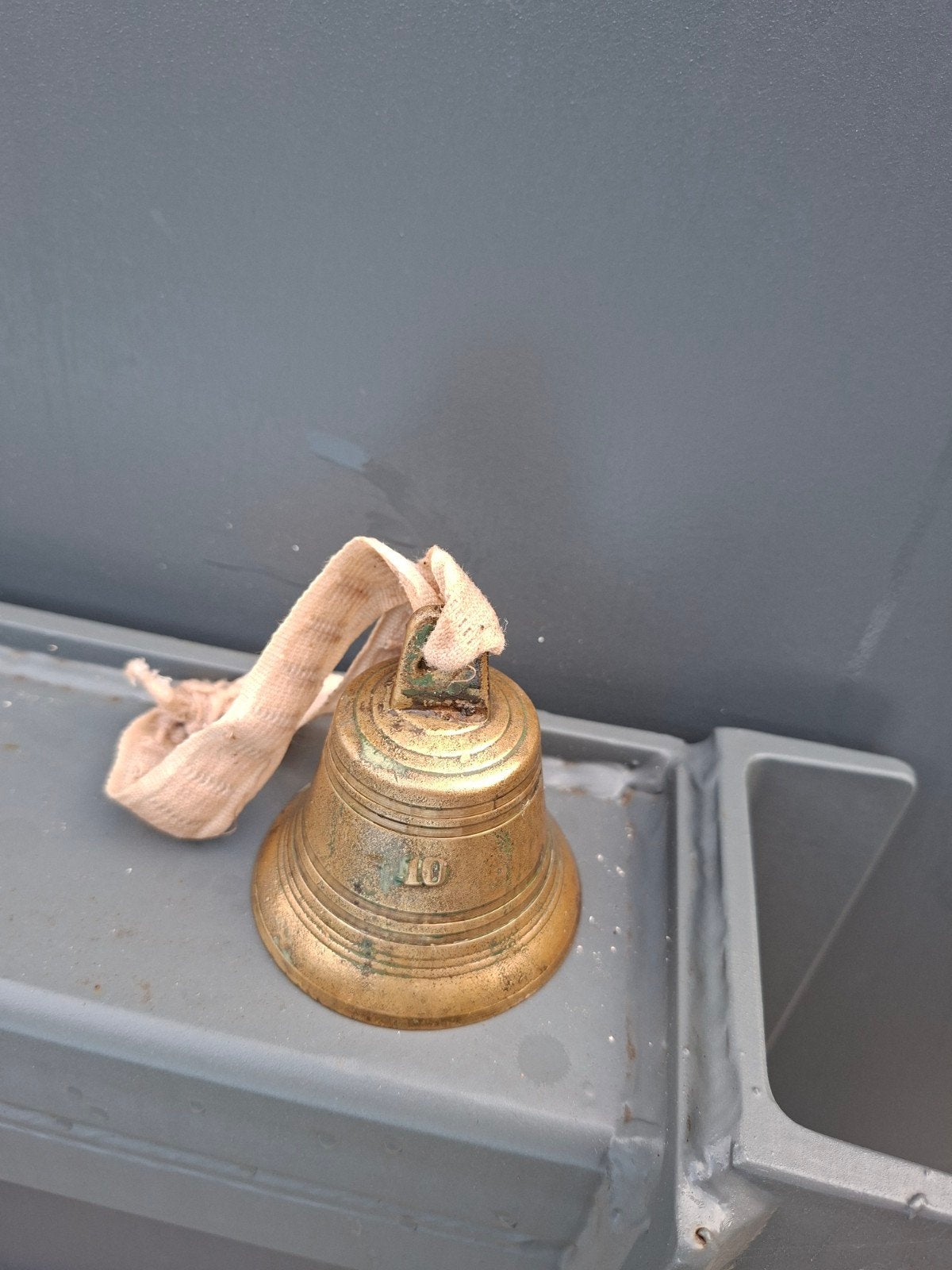 Antieke bronzen scheepsbel met nummer '10', Antiek en Kunst, Ophalen of Verzenden