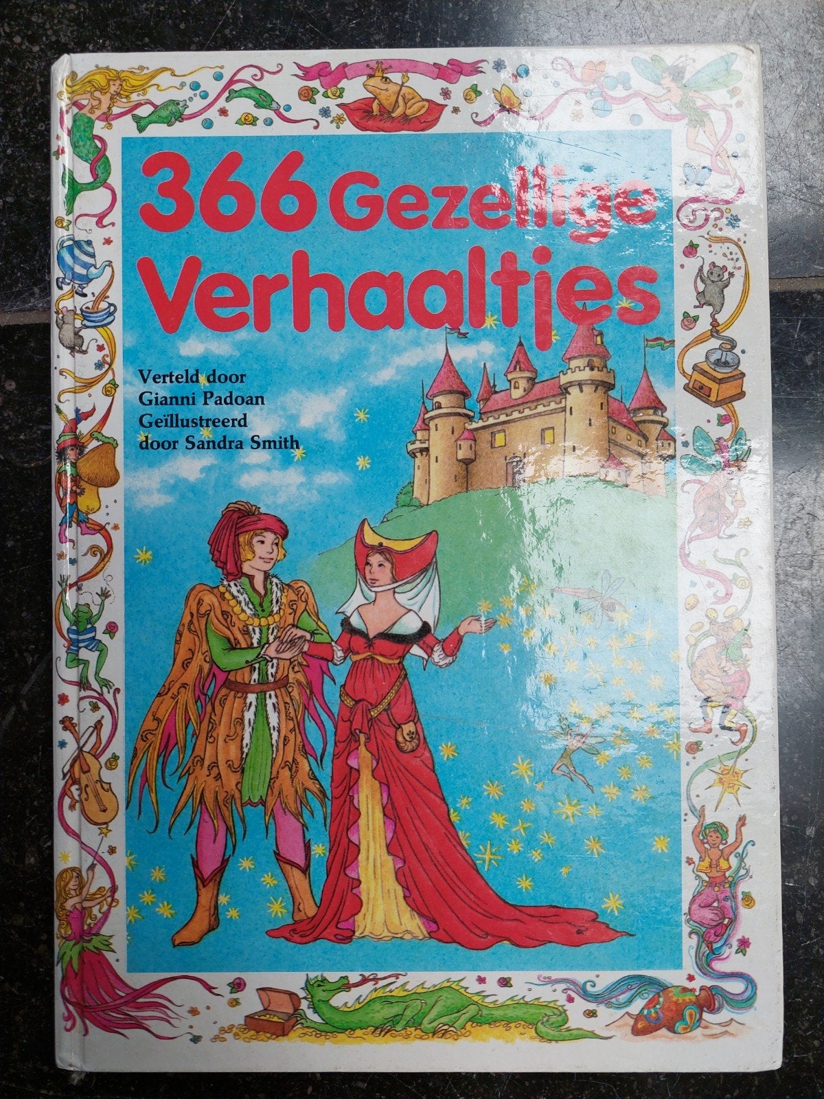 366 gezellige verhaaltjes - boek vol sprookjes, Boeken, Ophalen of Verzenden, Zo goed als nieuw