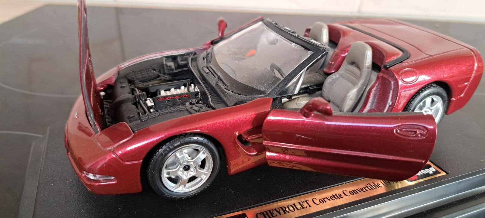 Bburago Chevrolet Corvette Convertible (1998) 1:24, Hobby en Vrije tijd, Ophalen of Verzenden, Nieuw, Auto, Bburago