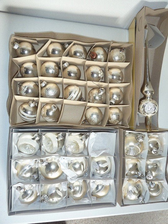 35 zilverkleurige  kerstballen + piek, Diversen, Ophalen of Verzenden, Gebruikt