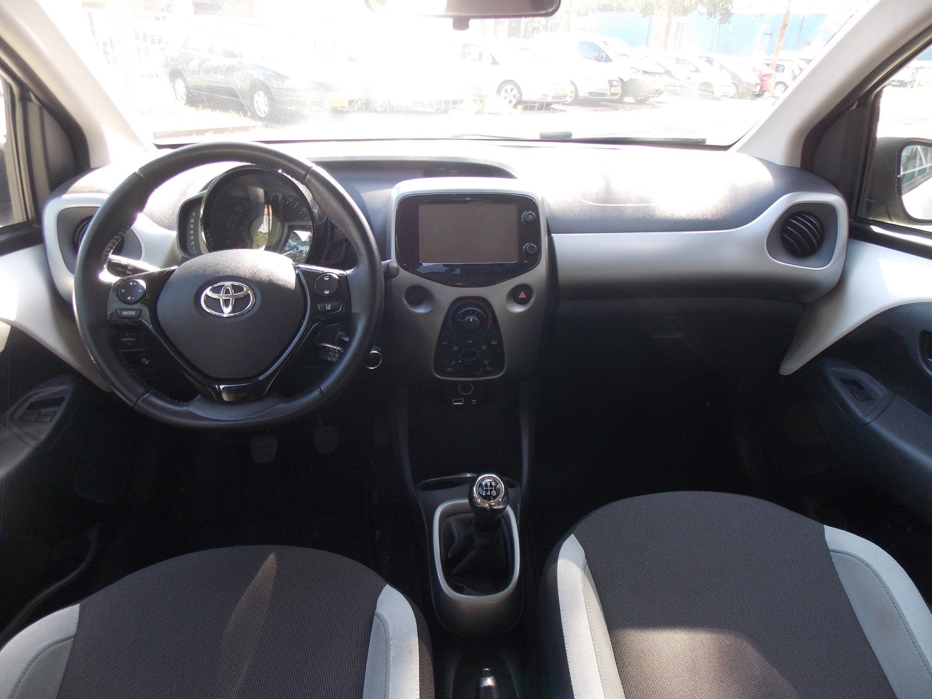 Toyota Aygo 1.0 VVT-i x-now Camera Airco Elek Pakket 5Deurs, Auto's, Voorwielaandrijving, Gebruikt, Euro 6, Wit