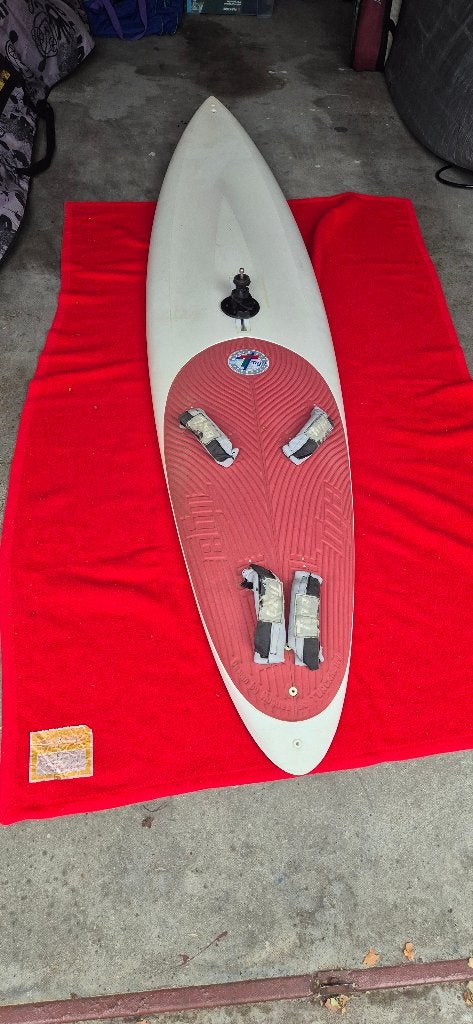 Tiga 268 SLR Windsurfplank met vin, mastvoet en boardbag, 250 tot 300 cm, Zo goed als nieuw, Plank, Met draagtas