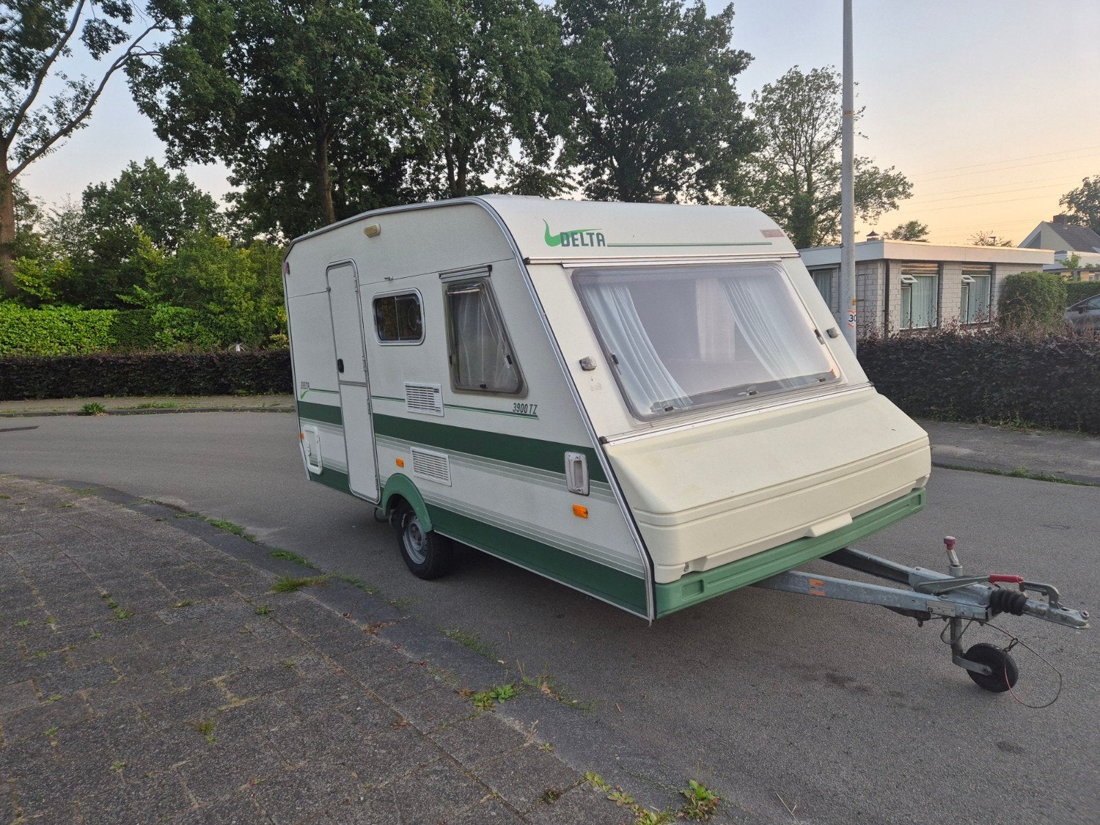 Te koop: Delta 3900 TZ, een compacte, Caravans en Kamperen, Caravans, Particulier, tot en met 4, 500 - 750 kg, Treinzit, Delta