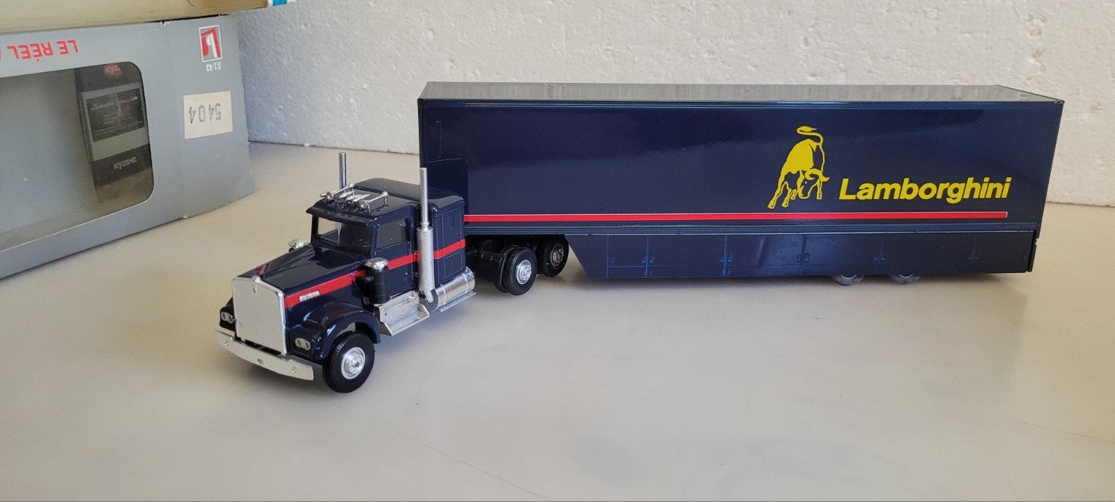 Louis Surber Kenworth met Racetrailer voor Lamborghini, Hobby en Vrije tijd, Modelauto's | 1:43, Ophalen of Verzenden, Zo goed als nieuw