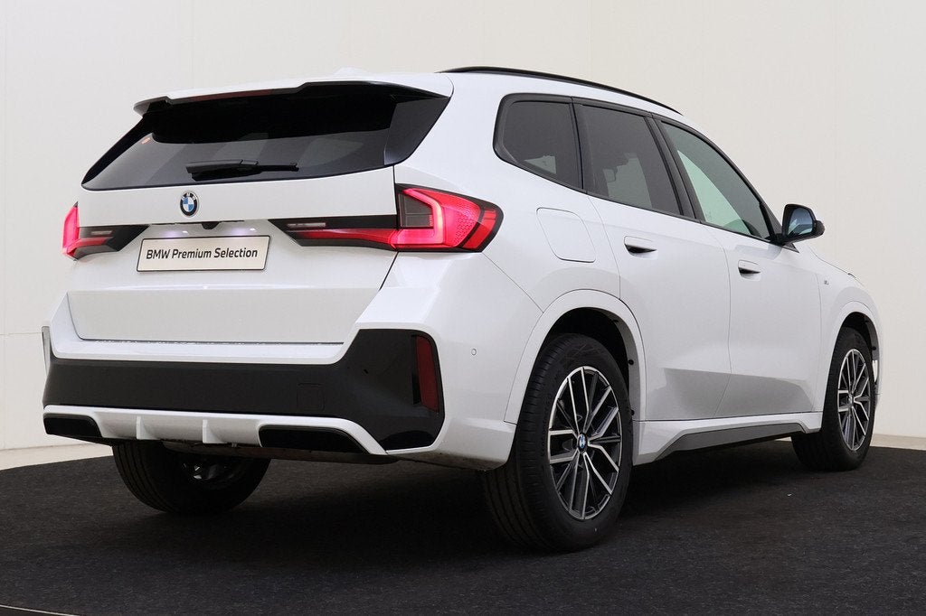 BMW X1 sDrive20i High Executive M Sport Automaat / Trekhaak, Auto's, BMW, 1525 kg, 156 pk, Met garantie (alle), Wit