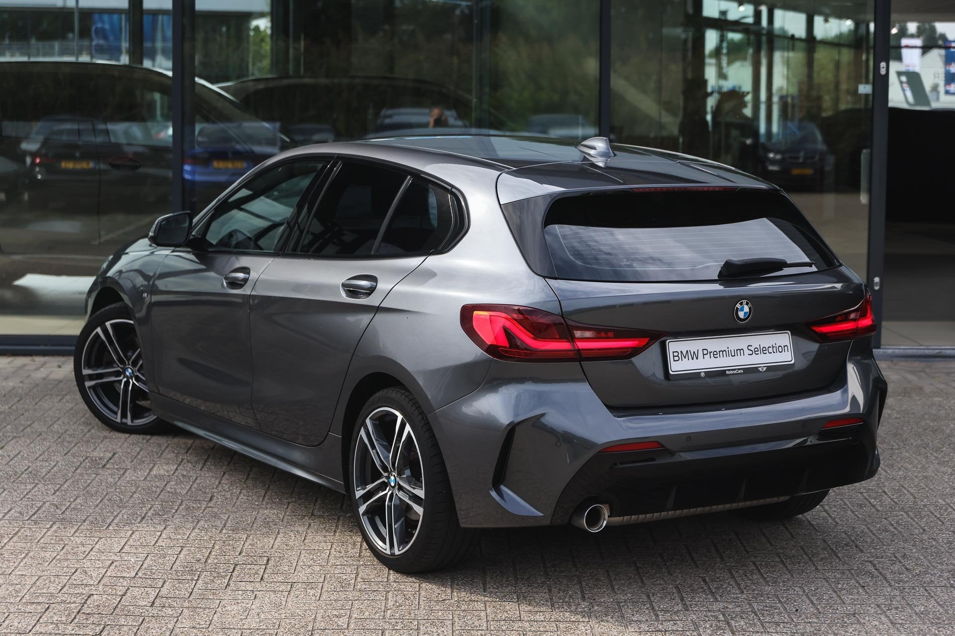 BMW 1 Serie 118i Executive M Sport Automaat / Sportstoelen /, Auto's, Dealer onderhouden, 136 pk, Gebruikt, Met garantie (alle)