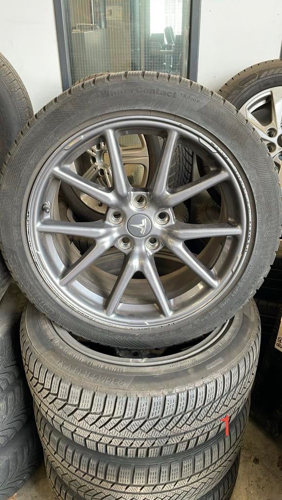 Volvo Tesla Volkswagen Lexus Toyota Saab Mercedes en Porshe, Gebruikt, Velg(en), Ophalen of Verzenden, 235 mm