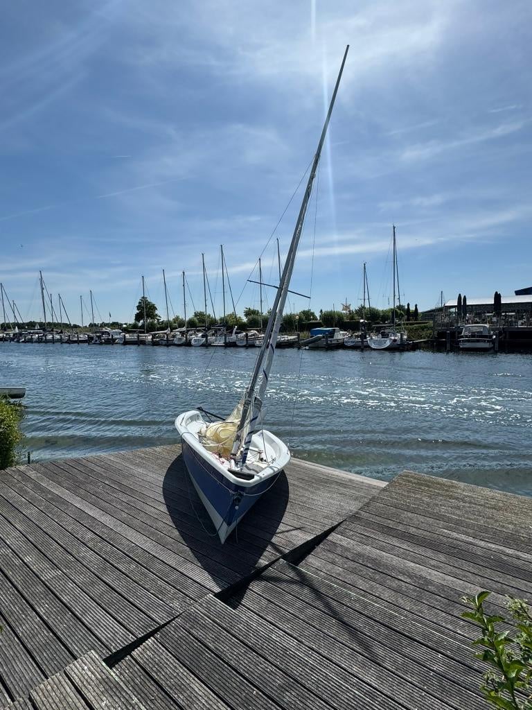 Zeilboot Laser 2000 te koop, Watersport en Boten, Open zeilboten, Gebruikt, Laser, Laser, Dekzeil, Fok, Grootzeil, Inclusief trailer