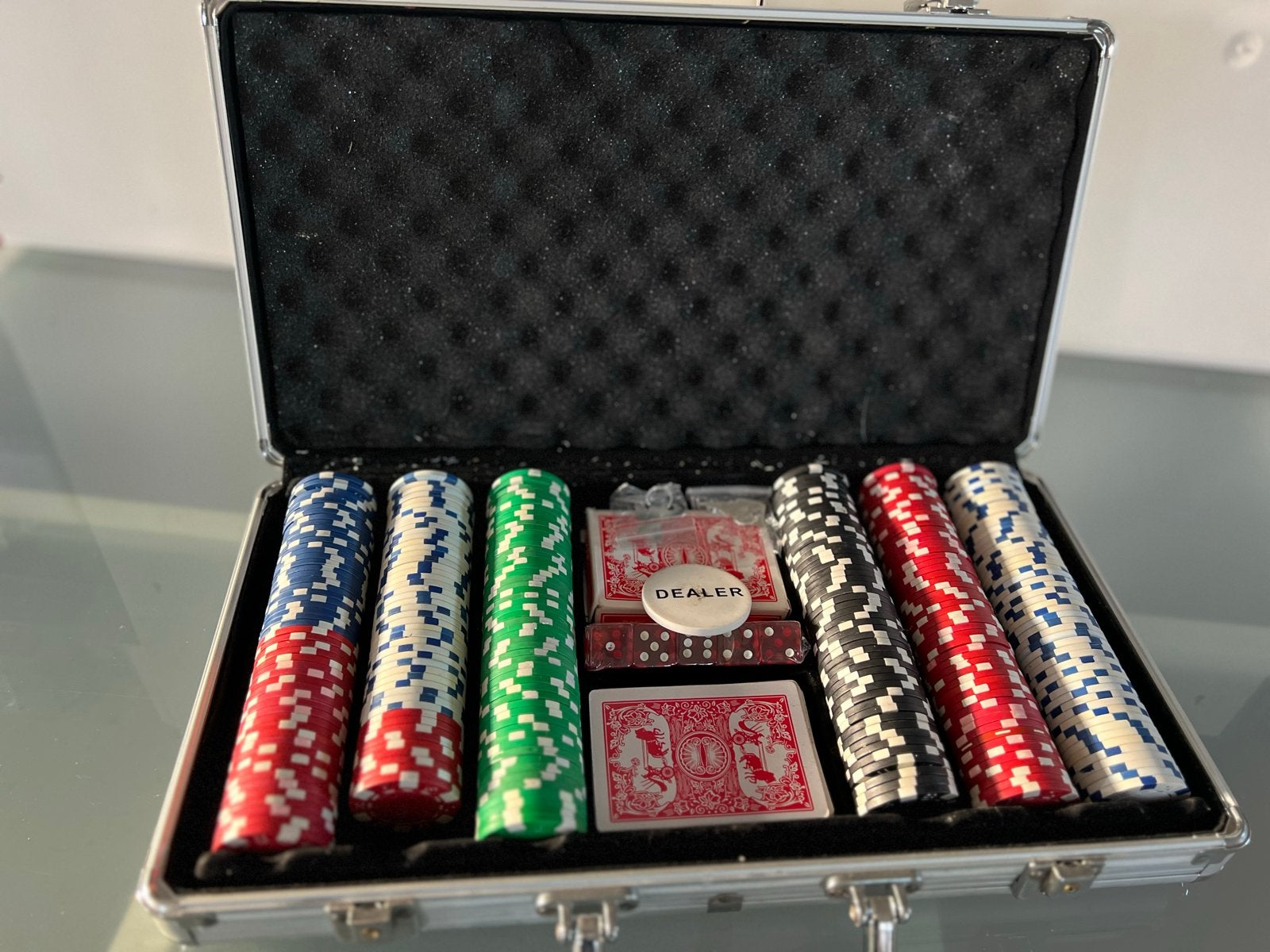 Pokerset in aluminium koffer met fiches en kaarten, Hobby en Vrije tijd, Drie of vier spelers, Ophalen of Verzenden, Zo goed als nieuw