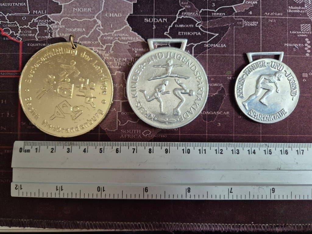 3 kunststof medailles DDR (jaren 70), Ophalen of Verzenden, Overige materialen