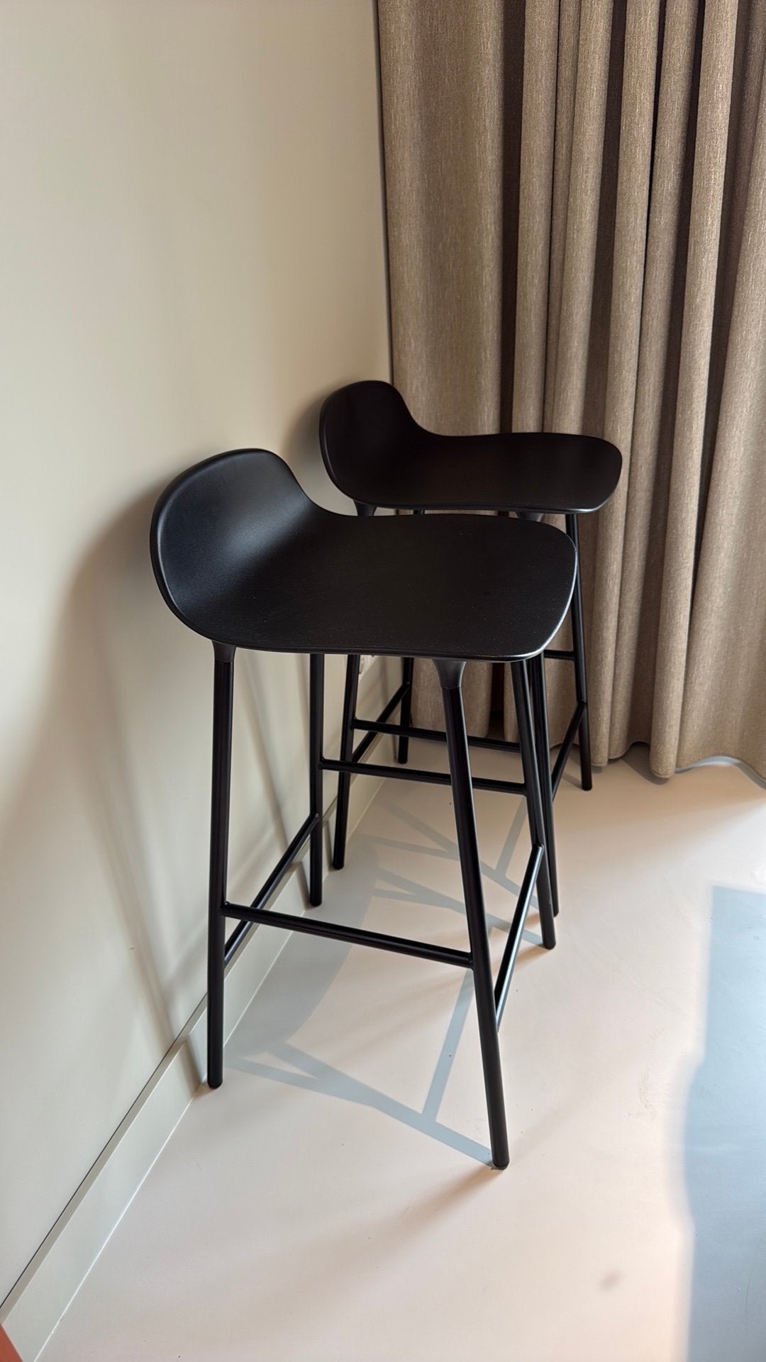 Barkrukken Normann Copenhagen Form zwart, Ophalen, Kunststof, 60 tot 90 cm, Zo goed als nieuw