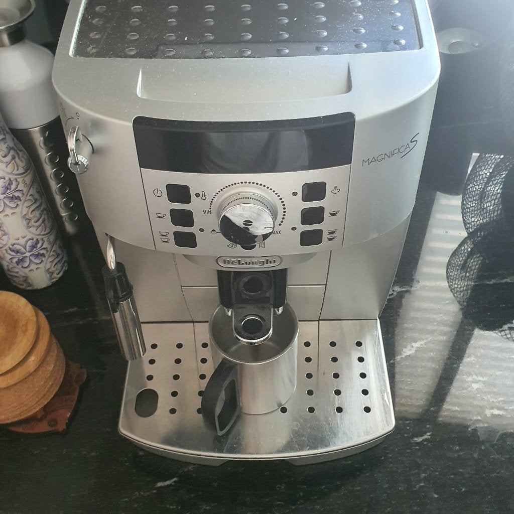 DeLonghi Magnifica S (defect), Witgoed en Apparatuur, Koffiezetapparaten, Niet werkend, Koffiebonen, Espresso apparaat, 2 tot 4 kopjes