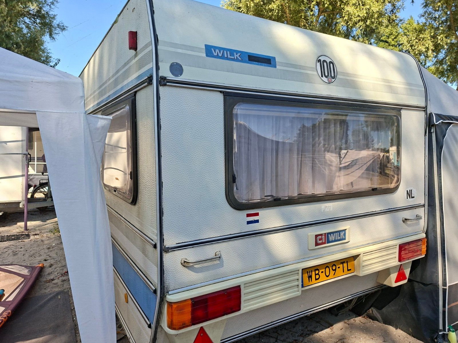 Wilk Caravan met voortent en stapelbed, Vast bed, Rondzit, Koelkast, Particulier