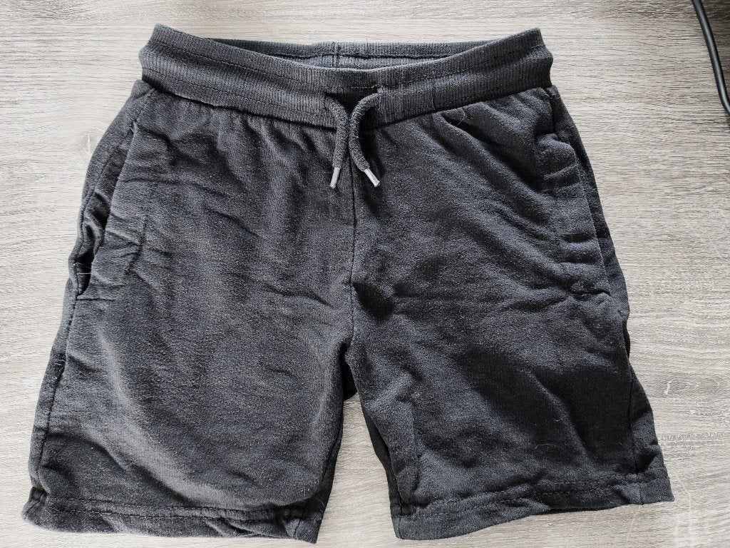 Zwarte sweat short 2x maat 122-128, Kinderen en Baby's, Kinderkleding | Maat 122, Ophalen of Verzenden, Zo goed als nieuw, Jongen