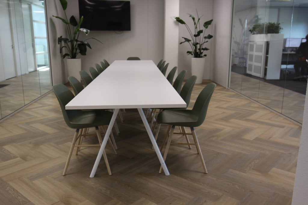 2 grote witte vergadertafels (excl. stoelen), Huis en Inrichting, Ophalen, Overige houtsoorten, Modern, Zakelijk, 200 cm of meer
