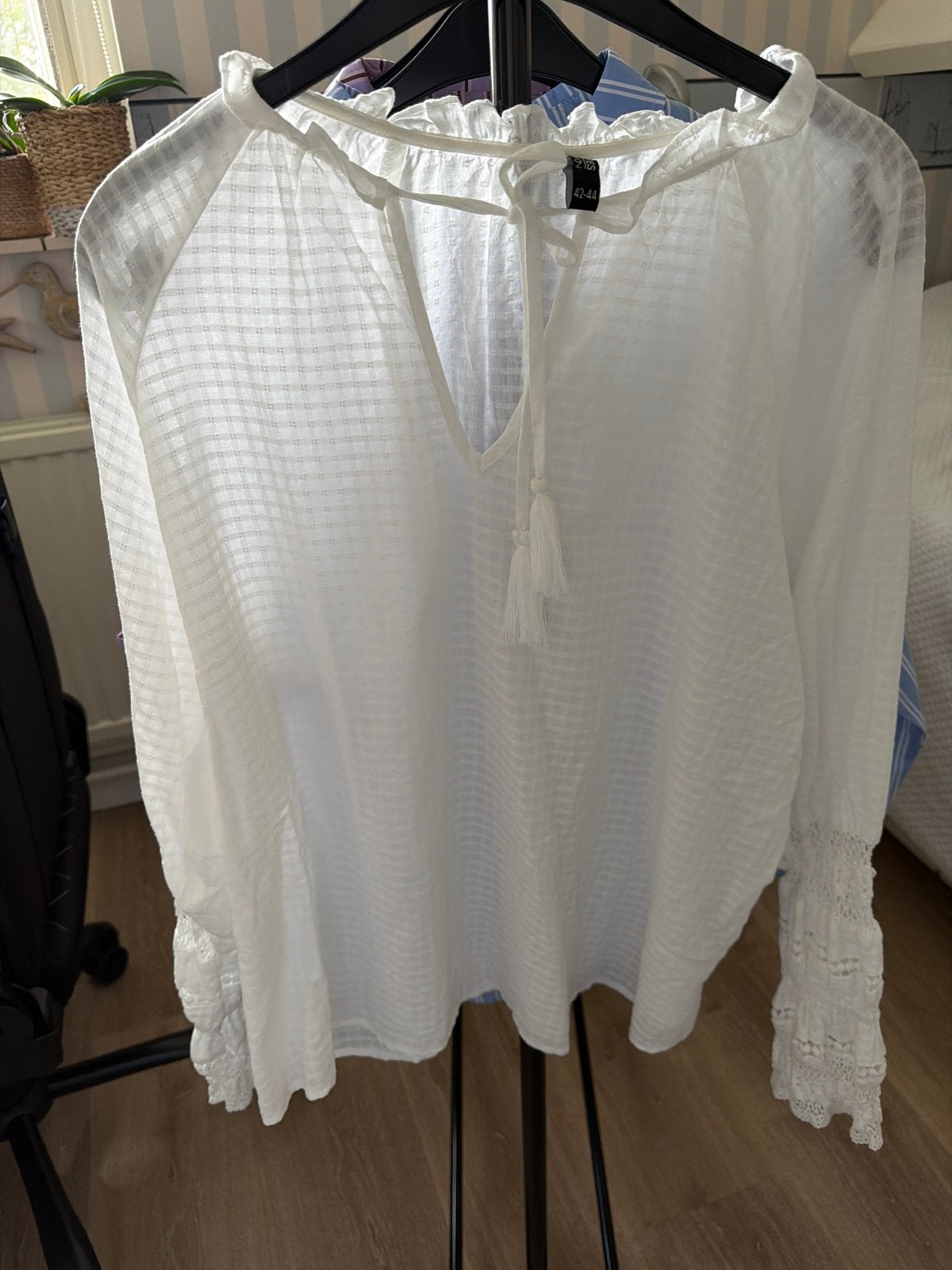 Witte blouse met lange mouwen en kanten details. 42-44, Ophalen of Verzenden, Zo goed als nieuw, Maat 42/44 (L), Wit
