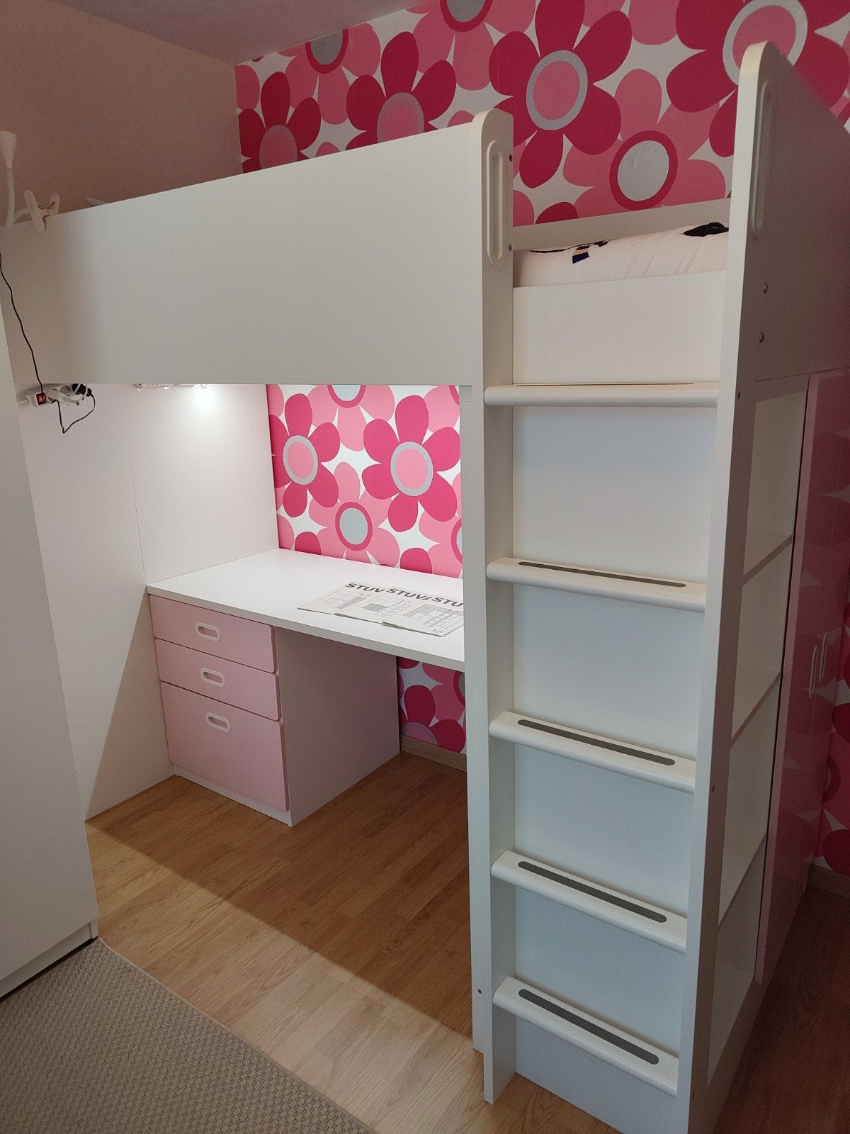Ikea Stuva hoogslaper met bureau en kast in wit-roze, Kinderen en Baby's, Ophalen, Gebruikt, Hoogslaper