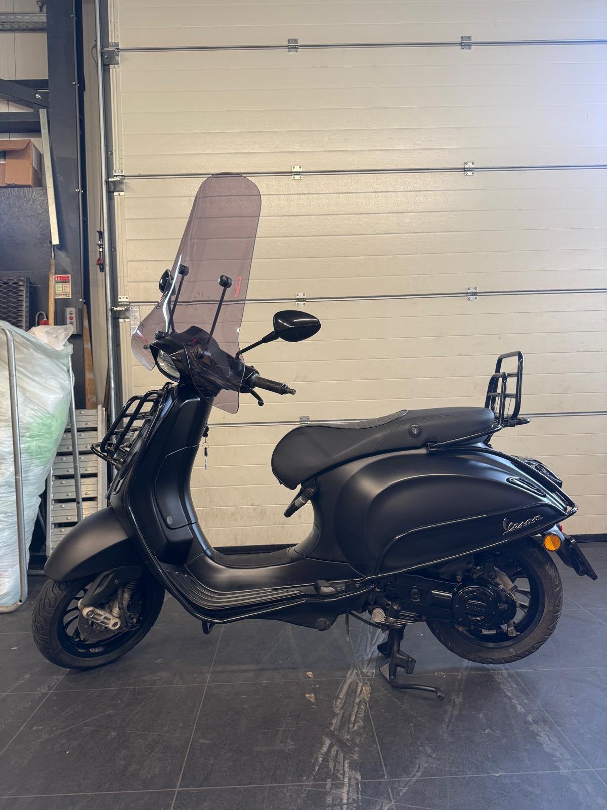 Vespa Sprint mat zwart, Fietsen en Brommers, Scooters | Vespa, Ophalen, Zo goed als nieuw, Benzine, Vespa S