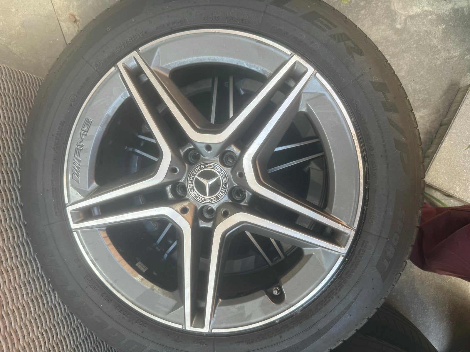 Mercedes AMG velgen met banden - 3 velgen lichte krassen, Gebruikt, Banden en Velgen, 235 mm, Personenwagen