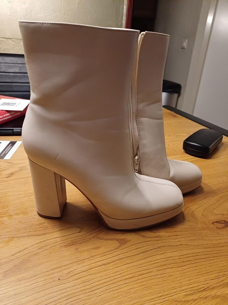 Enkellaarzen crème, Kleding | Dames, Beige, Lage of Enkellaarzen, Ophalen of Verzenden, Zo goed als nieuw
