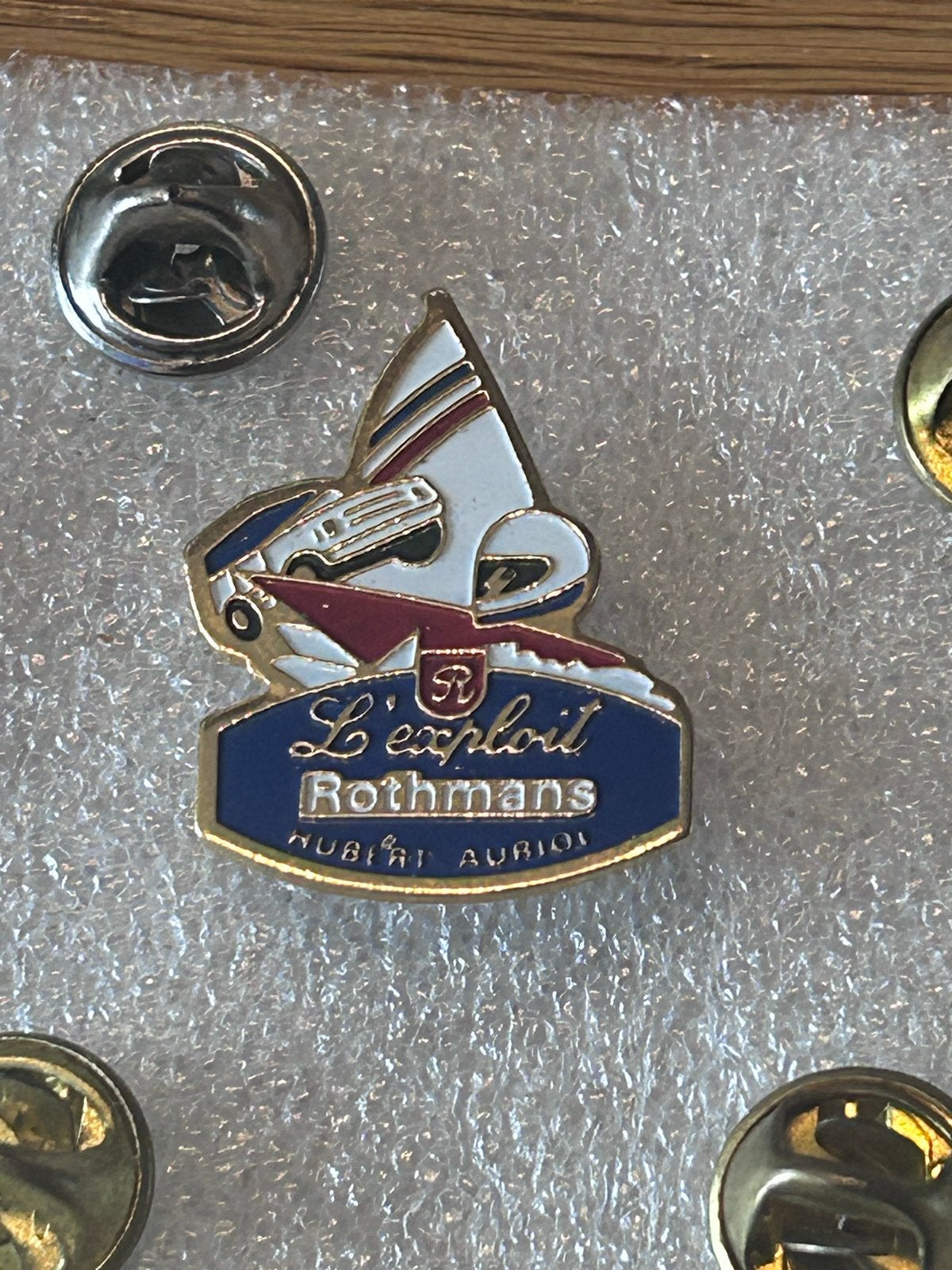 Rothmans L'exploit Hubert Auriol Rally Pin Badge, Ophalen of Verzenden, Zo goed als nieuw, Transport, Speldje of Pin