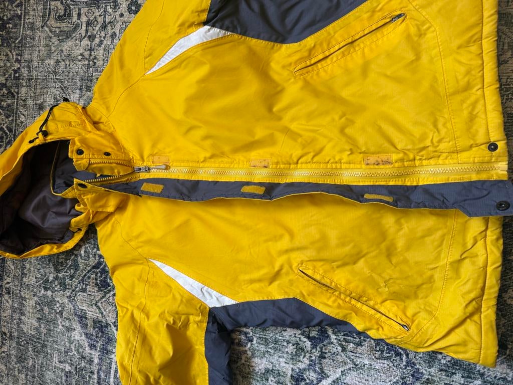 Gratis Gele Jas - Ideaal voor Buitenactiviteiten, Ophalen, Gedragen, Maat 42/44 (L), Geel