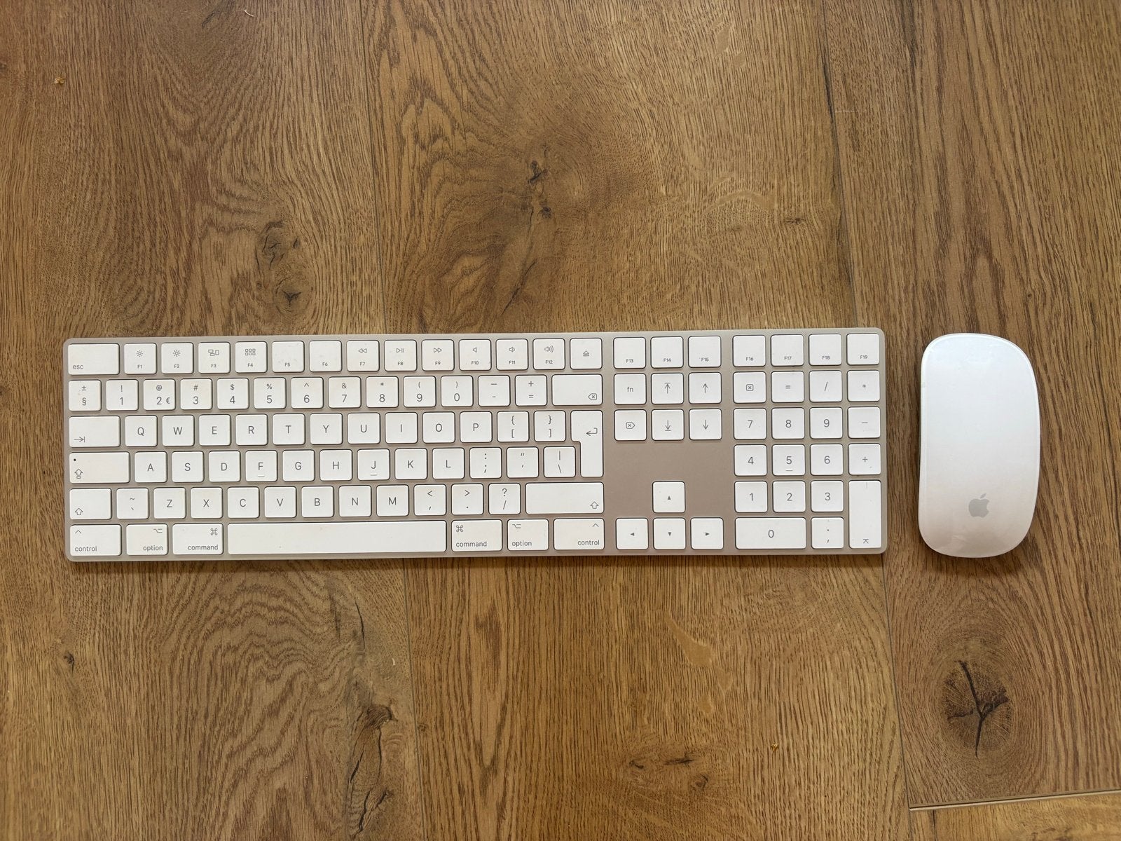 Apple Magic Keyboard numeriek toetsenbord + Magic Mouse, Computers en Software, Toetsenborden, Ophalen of Verzenden, Zo goed als nieuw