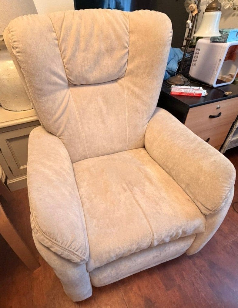 Comfortabele suède fauteuil - Beige, Ophalen, Gebruikt, 75 tot 100 cm, Comfortabel, Klassiek