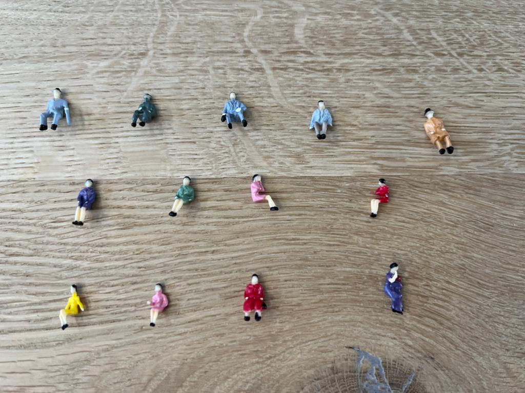 H0 Passagiers / Zittende Figuren / Poppetjes Set 4 ( 1:87 ), Ophalen of Verzenden, Nieuw, 1:50 of kleiner, Figuur of Figuren