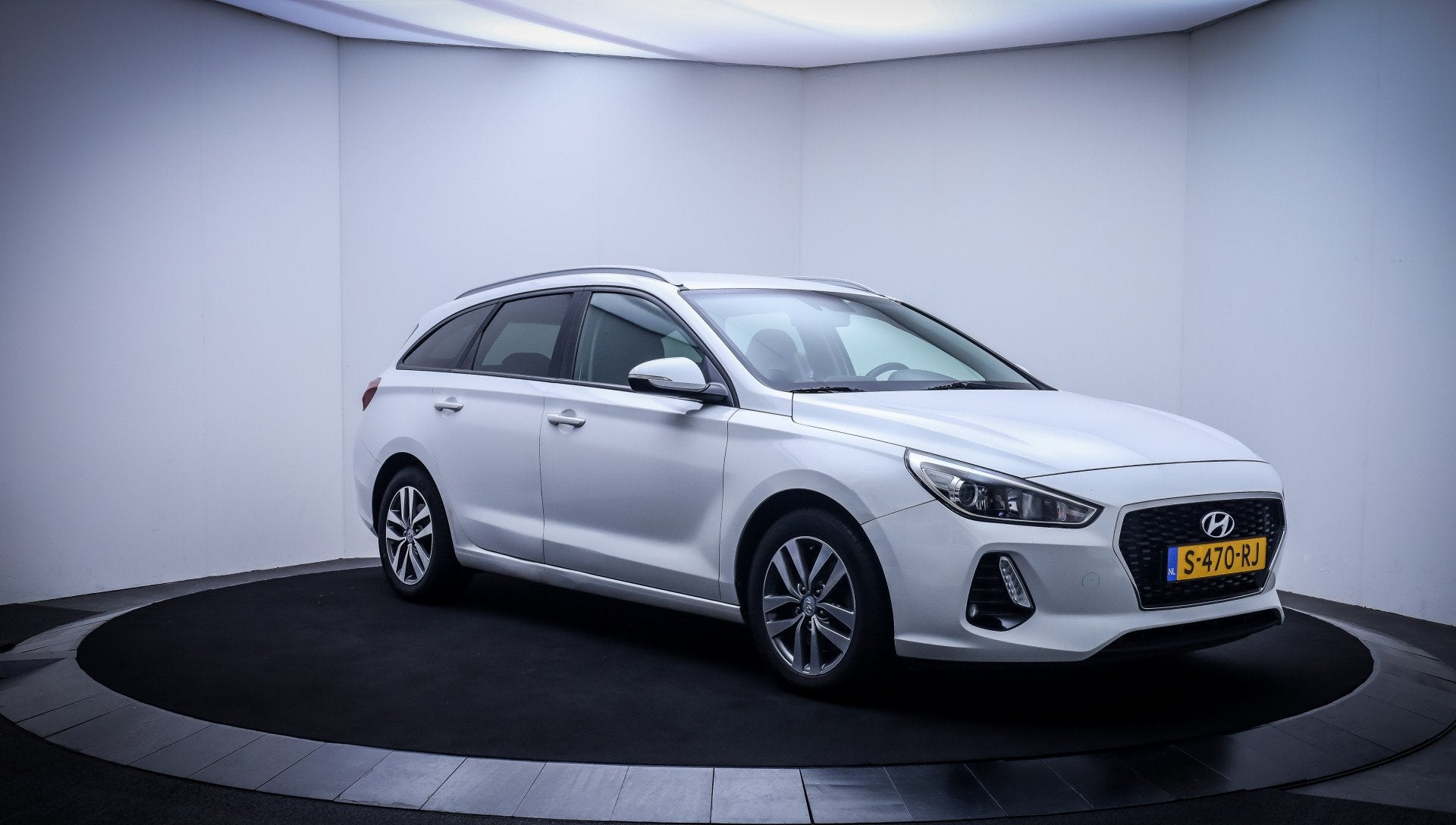 Hyundai i30 Wagon 1.4 T-GDI Aut. PREMIUM CAMERA | CARPLAY |, Stof, 4 cilinders, Wit, 600 kg